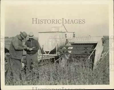 1930 Press Photo John T. Smith And R.G. Fleming Harvesting Soybeans Illinnois • $24.88