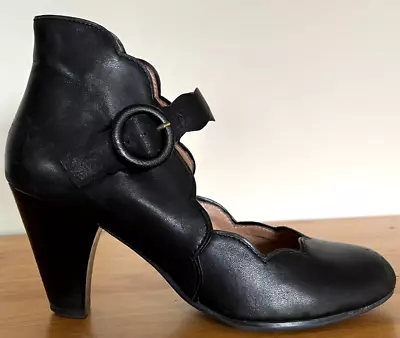 Miz Mooz  Carissa  Sz 8 US / 38 EU Black Leather Mary Janes Pump Scalloped Heel • $36.31