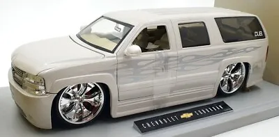 Jada 1/18 Scale Diecast 63152 - Chevrolet Suburban - White • $96.99