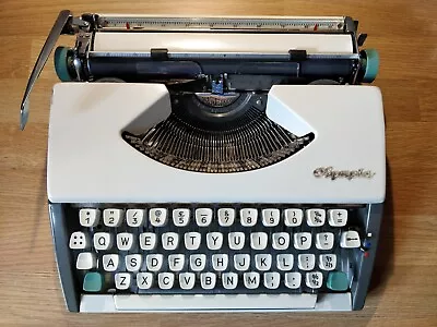 Olympia SF Deluxe Typewriter • £149.99