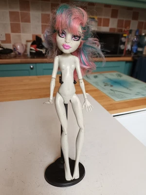 £12.99 • Buy Monster High   Rochelle Goyle   Zombie Shake Collectable Doll + Stand