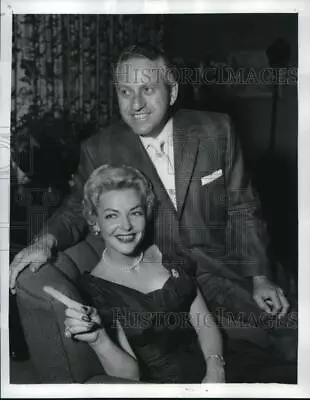 1955 Press Photo Vivian Blaine And Manny Frank At A Party In Hollywood. • $19.99