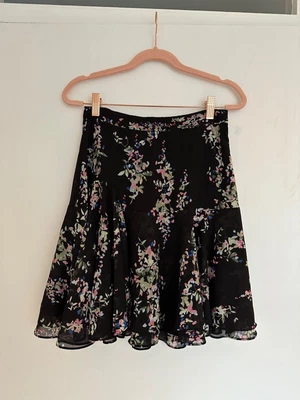 £20 • Buy Reiss, Black Floral Skirt, UK Size 8