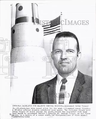 1962 Press Photo Astronaut Leroy Cooper Jr. By A Spacecraft Mock-up - Pix35541 • $24.88