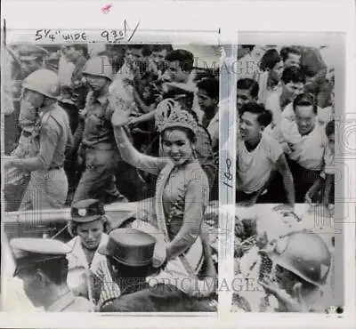 1965 Press Photo Crowd Welcomes Miss Universe Apasra Hongsakula In Bangkok • $15.99