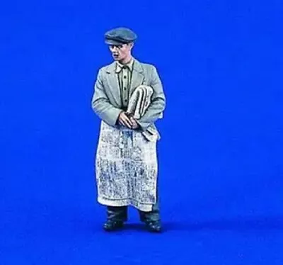 1/35 Resin Figure Model Kit Newspaper Salesman Civilian Citizen WW2 Unpainted • $12.87