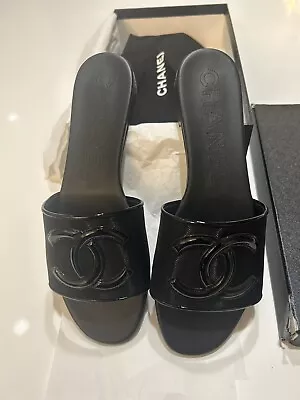 Chanel 23P Black Mesh Patent Leather CC Logo Slide Sandal Flat Flip Flop Mule 40 • £807.44