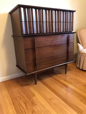 Mid Century Modern United FurnIture Sculptural Walnut 5 Drawer Tall Chest • $795