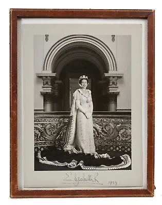 HER MAJESTY QUEEN ELIZABETH II 2 X RARE SIGNED PHOTO PRINTS 6 X 4 FREEPOST  • £5.99