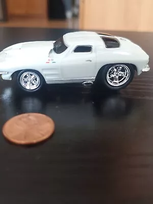 MUSCLE MACHINES  Corvette Stingray 1:64 Scale-White-Great Condition • $5.99