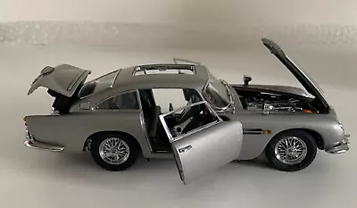 DANBURY MINT  1:24 ASTON MARTIN DB5 JAMES BOND  Silver Birch (a) • £175