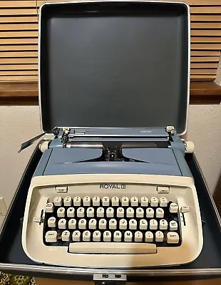 Vintage Royal Typewriter In Case • $50