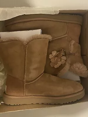 Uggs Women’s Bailey Button Brown Poppy • $10