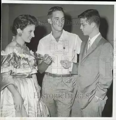 1957 Press Photo John Anthony Albert York And Connie Trabanino Discuss Trip TX • $24.88