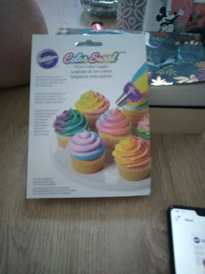 £3 • Buy CUPCAKE NOZEL 3 Color Swirl - Three-Colour Coupler Piping Nozzle Wilton