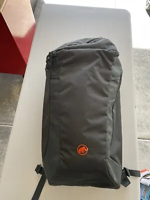 $38 • Buy Mammut Neon Gear 45 Backpack And 60M Mammut Rock Climbing Rope - Great Condition