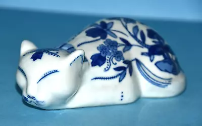 VINTAGE CHINA BLUE NAPPING CAT ~ SEYMOUR MANN LABEL ~ Length 7  ~ NO CHIPS! • $12.99