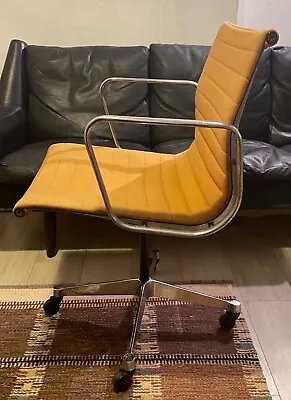 Herman Miller Mid Century Eames Management Hopsack Chair • £398