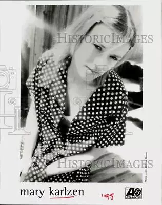 1995 Press Photo Mary Karlzen Pop/rock Singer Songwriter And Musician. • $15.99