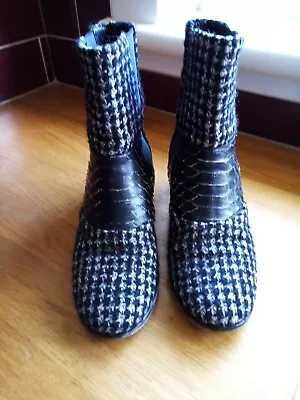 Chanel Paris CC Black White Dogtooth Tweed & Leather Heels Boots 38.5 UK 5.5 • £275