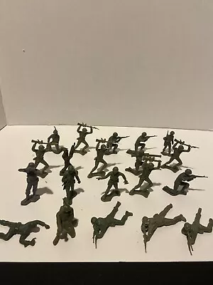 Vintage  25 Plus Cot Plastic Army Men Green 2 Inch American Soldiers • $10.49