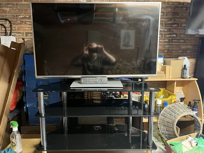 £50 • Buy Panasonic TX-L42ET60B Tv And Stand
