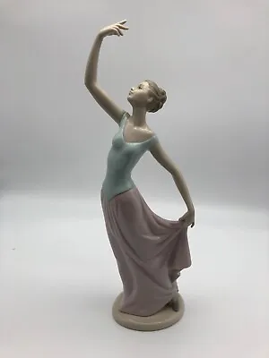 1204 NAO Lladro “The Dance Is Over” Figurine In Excellent Condition • £40