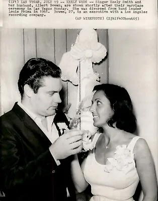 LG25 1965 AP Wire Photo SINGER KEELY SMITH HUSBAND ALBERT BOWEN VEGAS WEDDING • $20