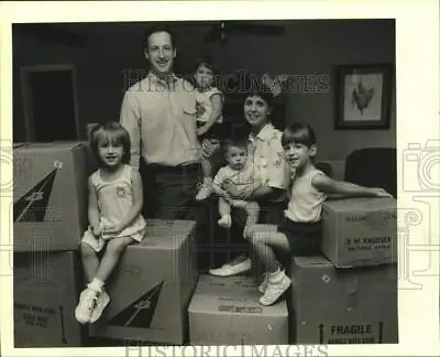 1988 Press Photo The Miltonberger's Among Boxes Packed For A Move To Germany • $19.99