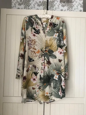 £7 • Buy H&M Size 10 Floral/Tropical Print Shirt
