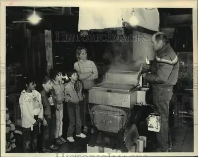 1986 Press Photo Family Watches Man Boil Maple Syrup At Westerlo New York Farm • $15.99
