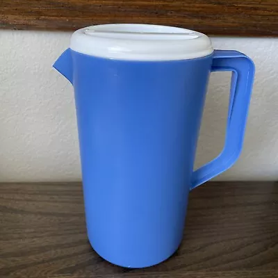 VTG Rubbermaid Pitcher 2 1/4 Quart  J-2445 & Lid J-2440 Blue & White EUC • $14.99