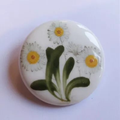£5.99 • Buy White Porcelain Round Brooch With Daisies, Vintage Costume Jewellery.