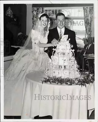 Press Photo Frances Miley And John Eckert Cut Their Wedding Cake - Lra72138 • $15.99