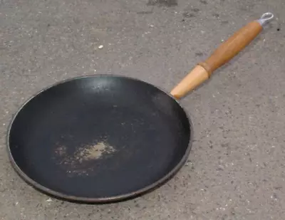 Le Creuset Cast Iron No. 26 Brown 26cm Frying Pan Skillet With Wood Handle • £0.99