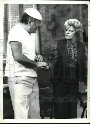 Press Photo Vic Tayback & Martha Raye On  Alice  CBS Series - Hcp77381 • $10