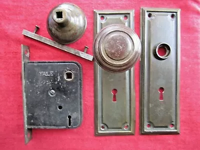 SET ANTIQUE VINTAGE LATE 1800's YALE DOOR KNOBS BACKPLATES & DOOR MORTIS (LOCK) • $75