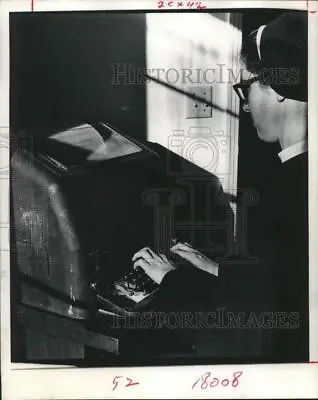 1968 Press Photo Sister Lorraine Patrovits Uses Teletype In Texas - Hcx16385 • $29.88