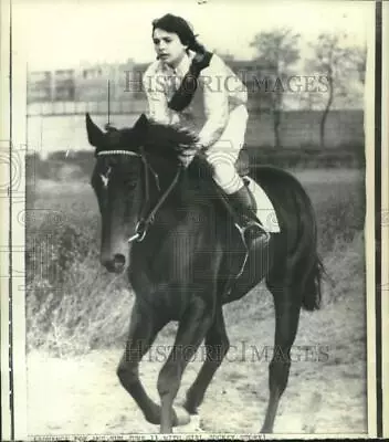 1972 Press Photo Budapest's Margit Rapatyi Jockey Goes Through Paces • $19.99