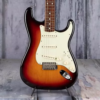 Used Fender American Vintage '62 Stratocaster 3-Color Sunburst • $1699.99