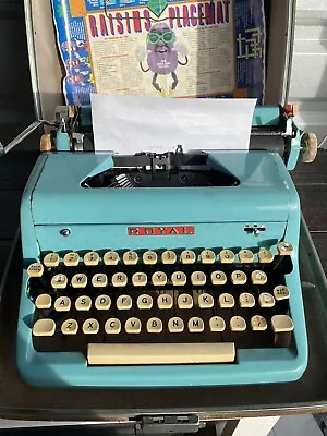 Vintage Royal Quiet De Luxe Deluxe Typewriter Teal • $220