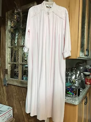 £38.68 • Buy VTG DIAMOND TEA SAKS FIFTH AVENUE SOFT PINK VELOUR ROBE 3/4 Front ZIP SIZE MED.