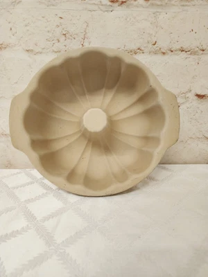 $25 • Buy Pampered Chef Family Heritage 10  Round Fluted Stoneware Bundt Cake Pan