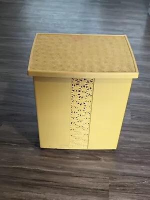 Vintage 70s MCM Yellow Daisy Clothes Hamper Hard Plastic W/ Lid Fesco USA Retro • $39.99