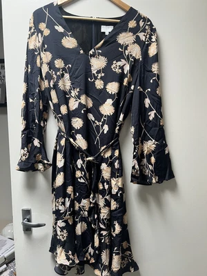 $40 • Buy Witchery Size 14 Dress
