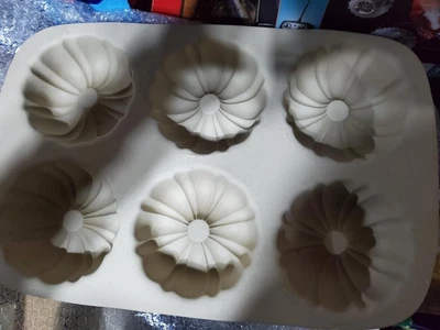 $39.99 • Buy 6 Mini Fluted Cake Pan Family Heritage Stoneware Classics Collectn Pampered Chef