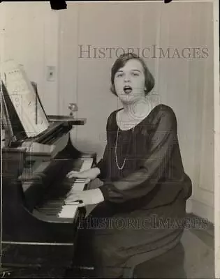 1925 Press Photo Metropolitan Opera Singer Marion Talley Plays Piano - Kfx09945 • $9.99