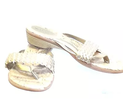 Merona Womens Gold Flip Flops Size 8 • $9.99