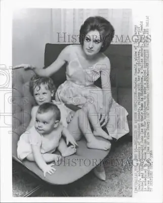 1964 Press Photo Mrs. Marina Oswald And Children In Richardson Texas Home • $12.99