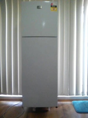$175 • Buy Refrigerator Kelvinator Model KTB2802WA White Good Condition 1615MM High